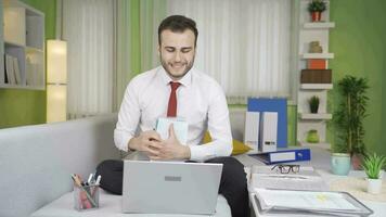 Bureau ouvrier Masculin dégoûté avec chef. video