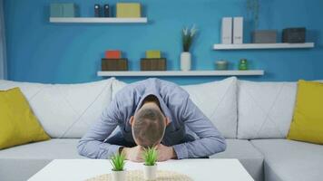 wütend Mann hämmern seine Kopf auf das Tisch. video