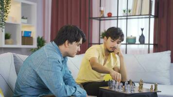 copains sont en jouant échecs ensemble à maison. video