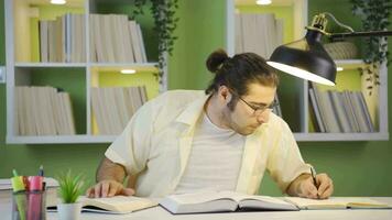 exitoso masculino estudiante estudiando en estudiar habitación. video