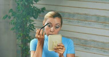 maquillage pour gens vieilli en utilisant doux maquillage brosses video