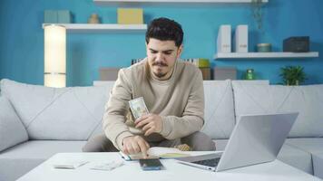 le Jeune homme est expérience financier des difficultés. video