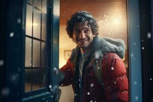 un hombre en un invierno Saco abre el puerta a Bienvenido su vecinos a Navidad foto