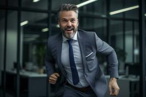 sonriente masculino empresario corriendo a trabajo con inspiración en publicidad concepto foto