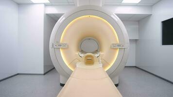 magnetisch resonantie in beeld brengen scannen apparaat in ziekenhuis. medisch uitrusting en Gezondheid zorg. een breed schot van een reusachtig mri scanner. röntgenstraal berekend kat medisch en wetenschap apparatuur. video