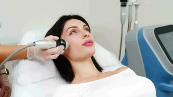 micro-aiguille rf levage cou peau. caucasien femelle avoir rf levage procédure de visage et cou zone à cosmétologie clinique. professionnel soins de la peau, beauté traitement video