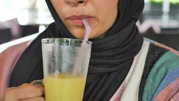 Frauen Trinken ein Orange Saft beim Cafe video