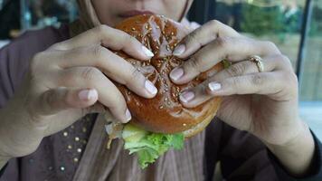 mulheres mão segurando carne hamburguer video