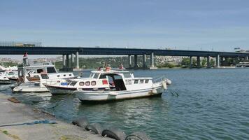 Kalkon istanbul 12 juni 2023. båt docka på flod i eyupsultan. video