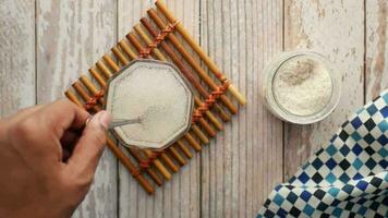 sementes de psyllium em um recipiente de vidro na mesa video