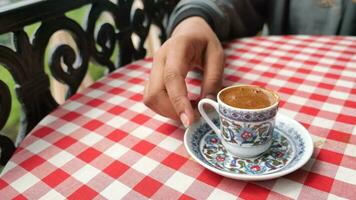 een kop van Turks koffie Aan tafel video