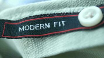 etiqueta etiqueta moderno ajuste en un hombres camisa video