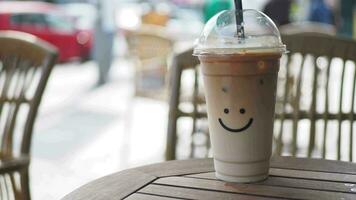 freddo caffè nel un' plastica contenitore con Sorridi forma design su esso video