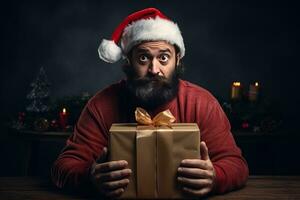 triste Deprimido hombre a hogar sentado a el mesa cerca, hombre celebrando Navidad y nuevo año ai generativo foto