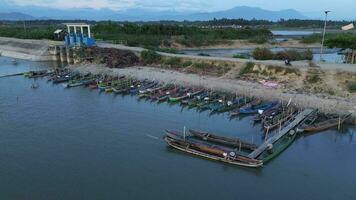 aéreo ver de barcos en limbo lago. remo barcos deriva terminado el aguas de lago limbo. gorontalo, Indonesia video