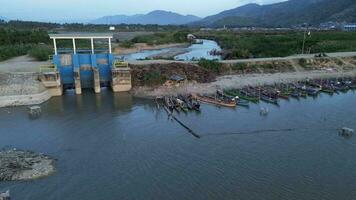 aéreo ver de barcos en limbo lago. remo barcos deriva terminado el aguas de lago limbo. gorontalo, Indonesia video