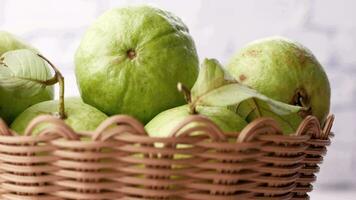 primo piano di fetta di guava sul tavolo video