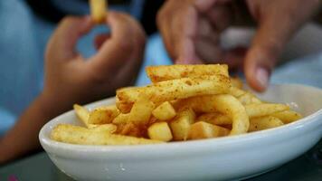 niño comiendo francés papas fritas cerca arriba video