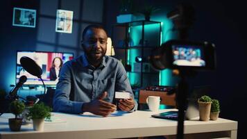 tech innehåll skapare filmning varumärke sponsrad mini rgb lampor enhet uppackning, presenter info till publik. uppkopplad stjärna som visar hjälpsam utsända produktion verktyg till prenumeranter, handhållen kamera video