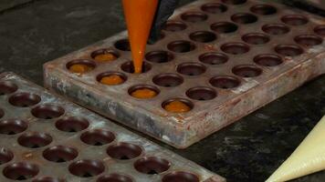 chocolatier voorbereidingen treffen handgemaakt room gevulde chocola snoep video