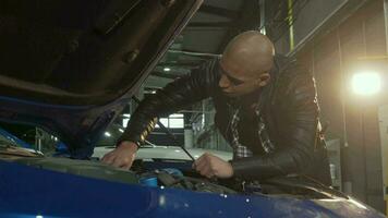 Jeune Beau homme réparer le sien voiture à le garage video