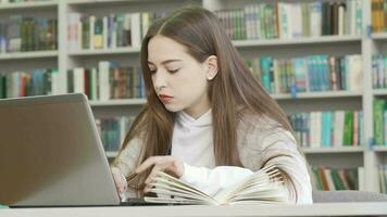 Adolescente niña utilizando computadora a el biblioteca video