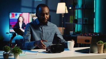 technologie contenu créateur tournage La technologie la revue de nouvellement libéré vr lunettes, déballage leur et en présentant Caractéristiques à public. influenceur montrant virtuel réalité des lunettes de protection à les abonnés video