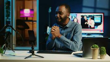 afrikanisch amerikanisch Technologie Internet Star filmen Rezension von neu freigegeben Tastatur und Maus Satz, Gruß Publikum und präsentieren Sie Feedback Über Sensor Empfindlichkeit, tun Billigung video