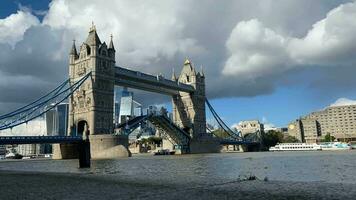 Londres dans le Royaume-Uni dans octobre 2023. une vidéo de la tour pont ouverture et fermeture dans temps laps video