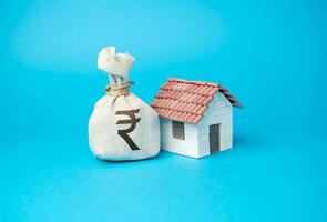 casa y indio rupia dinero bolsa. comprar un casa. real inmuebles inversión. propiedad valor evaluación. hacer un trato. propiedad seguro. impuestos. foto