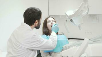 hembra paciente teniendo dental chequeo por profesional dentista video