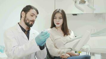 atraente jovem mulher tendo médico compromisso às dental clínica video