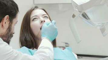 content Jeune femme souriant à le caméra après dentaire vérification video