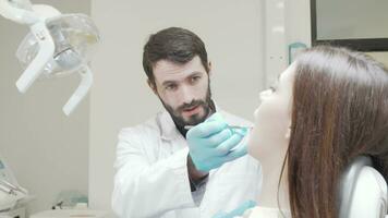 professionnel dentiste examiner les dents de une femelle patient video