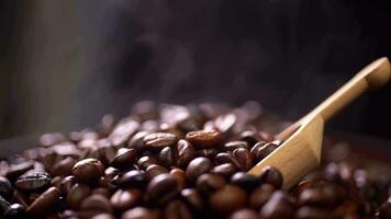 kaffe bönor rostning med rök, selektiv fokus, och mjuk fokus. video