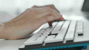 mãos femininas digitando no teclado do computador video