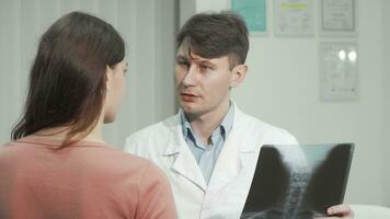 mature médecin examiner spinal radiographie de une femelle patient video