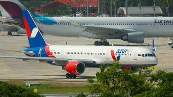 phuket, Thailand november 26, 2016 - boeing 757, vpbpb van azur lucht taxiën naar de landingsbaan voordat uittrekken Bij phuket luchthaven. avia vervoerder Aan de vliegveld. toerisme reizen concept video