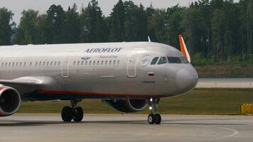 Moskau, Russisch Föderation Juli 29, 2021 - - Airbus a321, vpbae von aeroflot rollen beim Scheremetjewo Flughafen. Passagier Flugzeug auf Rollbahn oder Runway video