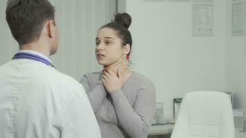 ung kvinna med öm hals har medicinsk utnämning på de sjukhus video