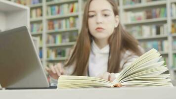 selectivo atención en un libro de un adolescente estudiante niña a el biblioteca video