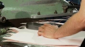artigiano utilizzando sottopiede taglio macchina mentre fabbricazione scarpe video