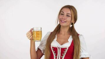 bávaro mujer participación cerveza jarra señalando a el Copiar espacio video