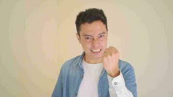 Jeune indonésien homme avec denim style spectacle en colère expression. le métrage est adapté à utilisation pour homme expression et mode la vie style. video