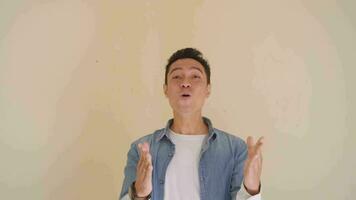 joven indonesio hombre con mezclilla estilo salud actitud y gesto. el imágenes es adecuado a utilizar para hombre expresión y Moda vida estilo. video