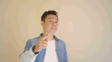 giovane indonesiano uomo con denim stile danza e cantare un' canzone. il metraggio è adatto per uso per uomo espressione e moda vita stile. video