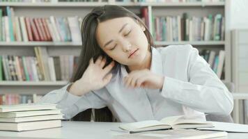cansado fêmea aluna queda adormecido enquanto estudando video