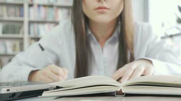 selektiv Fokus auf ein Buch weiblich Schüler ist lesen beim das Bibliothek video