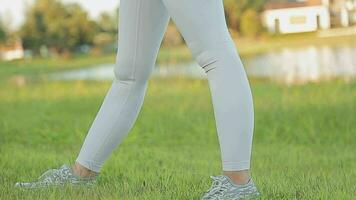 jong vrouw uitrekken voordat rennen terwijl op zoek voor mooi landschap Aan langs de weg. sport- en recreatie video