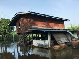 antiguo casa en el país tailandia, inundar foto